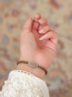 دستبند تربت کربلا با پلاک نقره طرح وَحَنِینِي إِلَیکَ یَقتُلُنِي